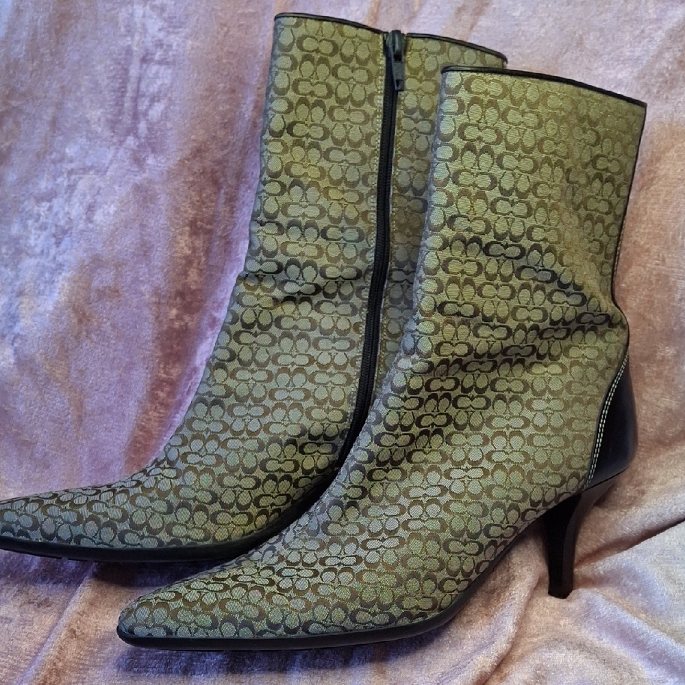 EUC COACH SIZE 9 SIGNATURE DESIGN HEAL BOOTS